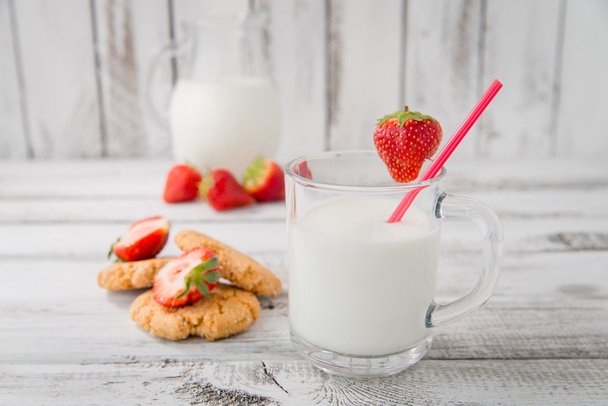 milk, strawberry and cookies - Fotoğraf, Görsel