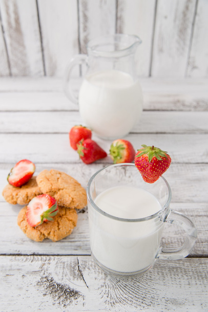 milk, strawberry and cookies - Foto, immagini