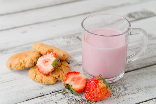 milk, strawberry and cookies - Foto, Imagen