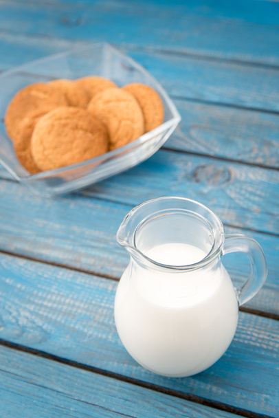Tuore terveellinen maito ja keksit
  - Valokuva, kuva