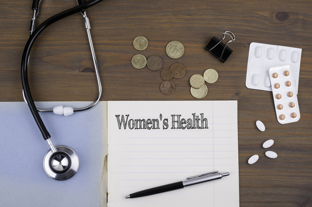 Doctor's bureau met notitieboekje en tekst - Women's health - Foto, afbeelding