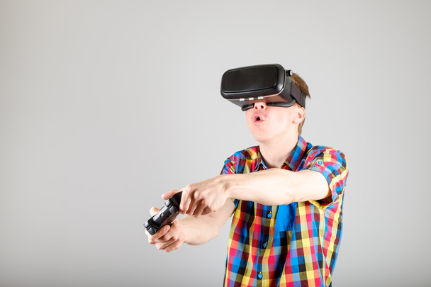 Man using virtual reality glasses - Фото, зображення