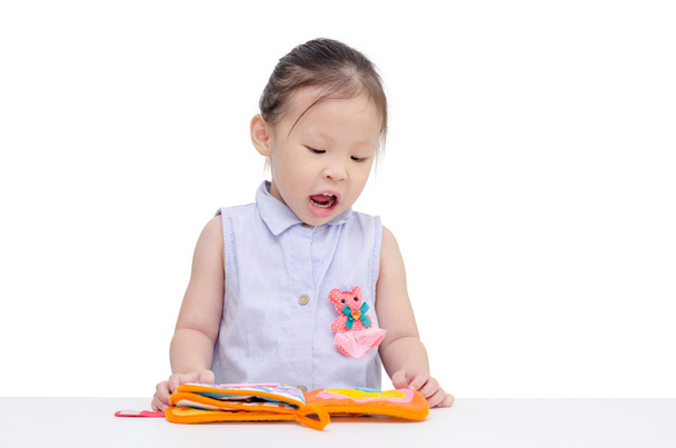 dívka čtení knihy přes bílý  - Fotografie, Obrázek