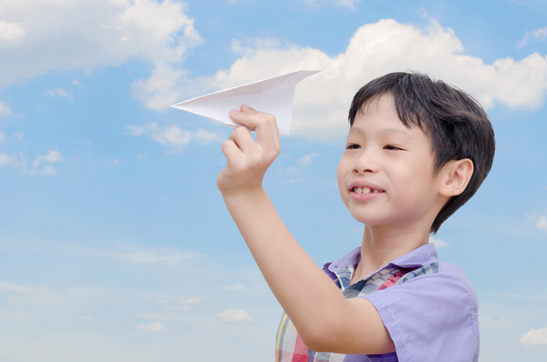 Хлопчик грає з паперовим літаком
 - Фото, зображення
