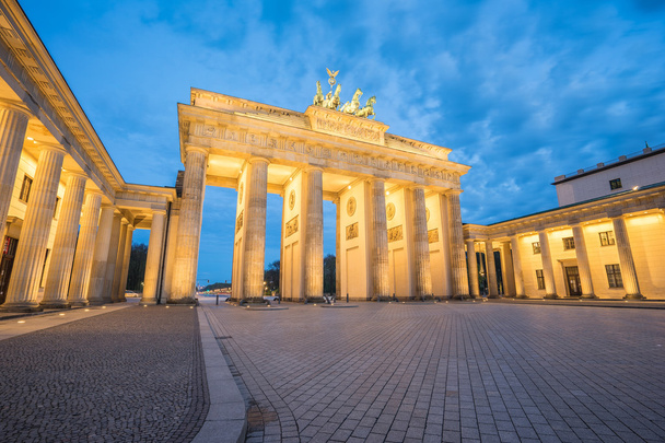 Brandenburger Tor (Puerta de Brandenburgo) en Berlín Alemania por la noche
 - Foto, Imagen