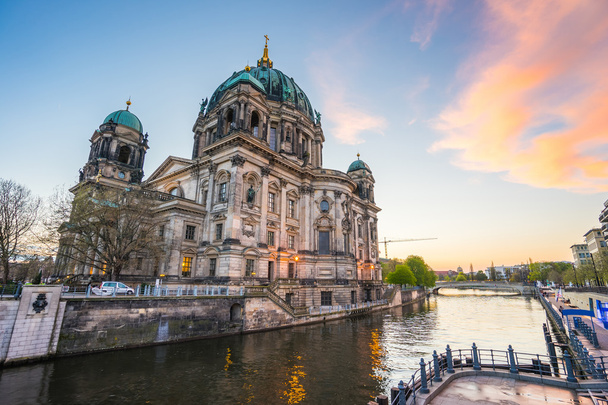 Ηλιοβασίλεμα με Καθεδρικός Ναός του Βερολίνου στο Βερολίνο, Γερμανία - Φωτογραφία, εικόνα