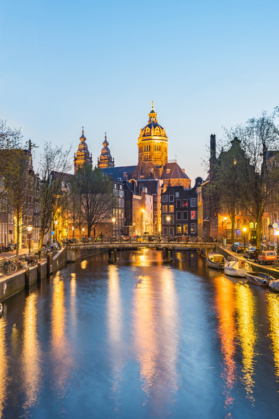 Canali di Amsterdam con ponte e tipiche case olandesi in Netherl
 - Foto, immagini