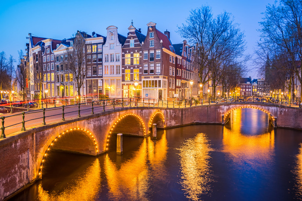 Amsterdamské kanály s mostem a typické holandské domy v Netherl - Fotografie, Obrázek