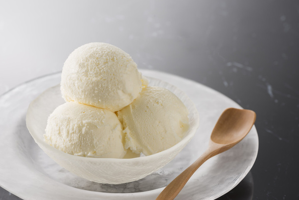 Cold, delicious milk vanilla ice cream - 写真・画像