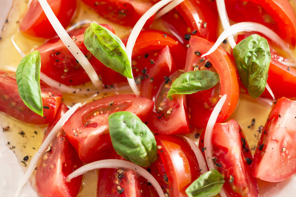 La combinación de aceite de oliva para cortar tomates
 - Foto, Imagen