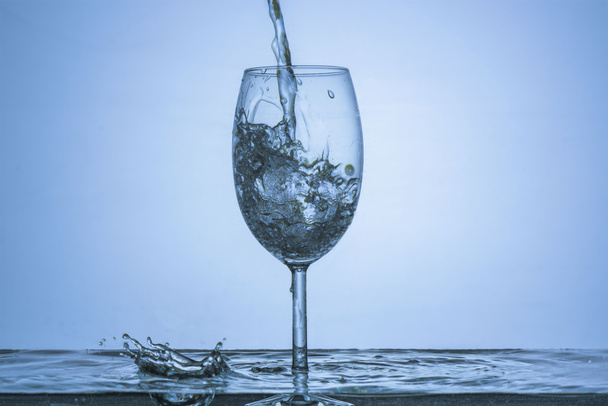 Salpicos de água de vidro de água
 - Foto, Imagem