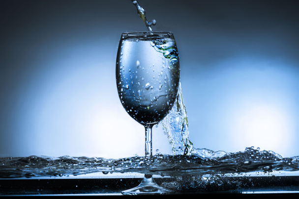 Salpicos de água de vidro de água
 - Foto, Imagem