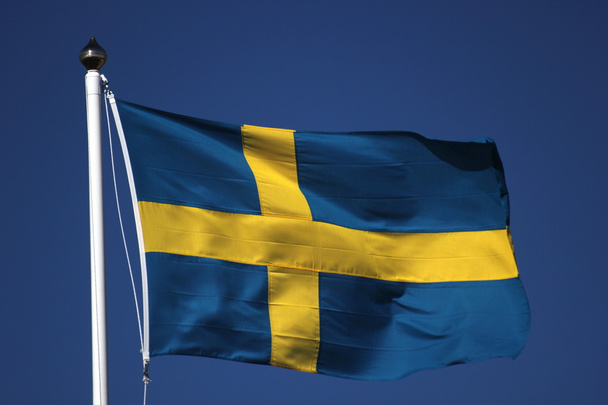 Švédská vlajka na tmavě modrá obloha - Fotografie, Obrázek