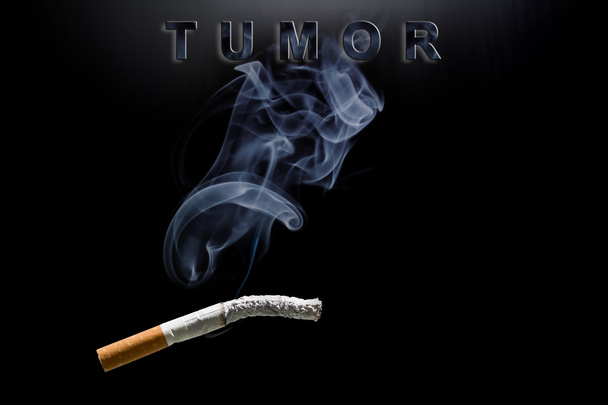Brûler la cigarette, la fumée et la tumeur texte
 - Photo, image