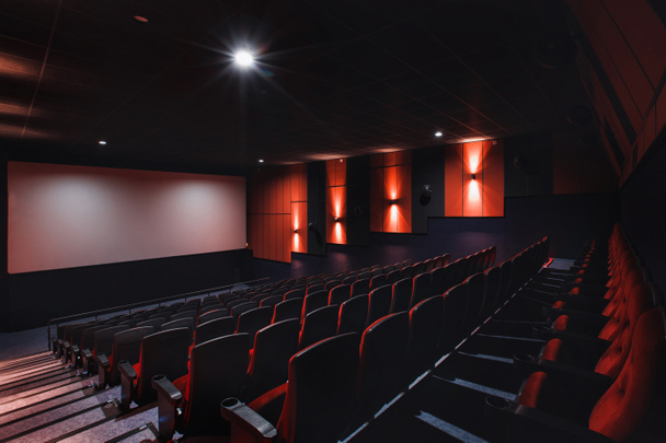 Filas vacías de asientos de cine rojo o de cine. Sillas en la sala de cine. Sillón cómodo
 - Foto, imagen