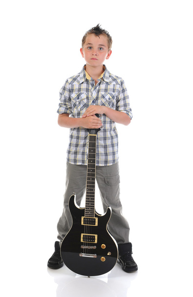 kleine muzikant spelen gitaar - Foto, afbeelding