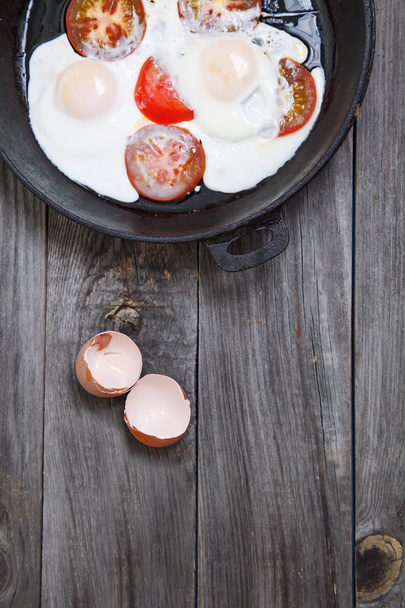 オムレツ トマト、パセリ。素朴な朝食。選択的な婦人 - 写真・画像