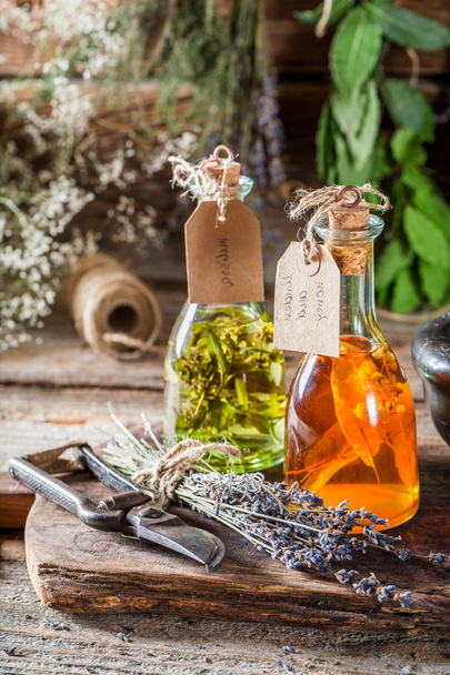 Homemade tincture made of herbs and alcohol - Foto, afbeelding
