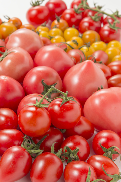 É uma fotografia de tomates frescos e mini-tomates
. - Foto, Imagem
