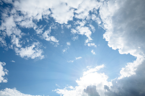 hemel met wolken en zonnestralen - Foto, afbeelding