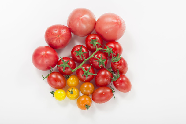 Es una fotografía de tomates frescos y mini tomates
. - Foto, imagen