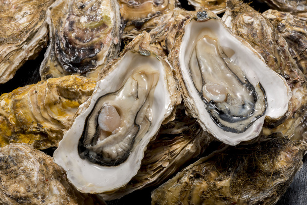 Huîtres crues de fruits de mer est un aliment très frais et délicieux
 - Photo, image