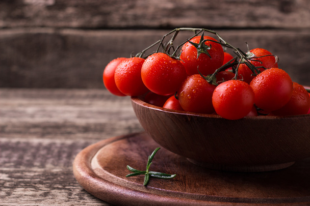 cherry tomatoes on wooden background - Foto, Imagen