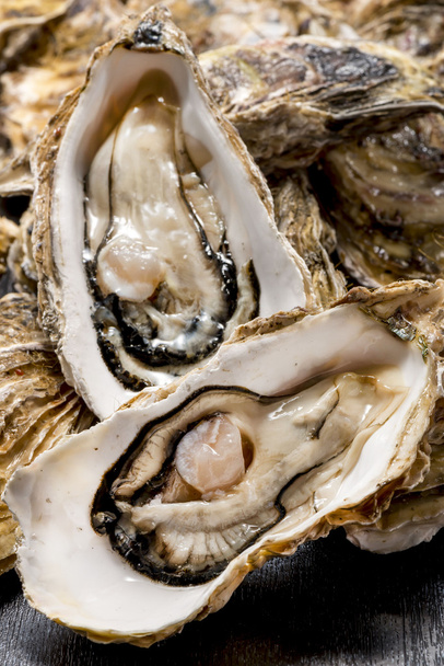 Surowe ostrygi, owoce morza jest bardzo świeże i pyszne jedzenie - Zdjęcie, obraz
