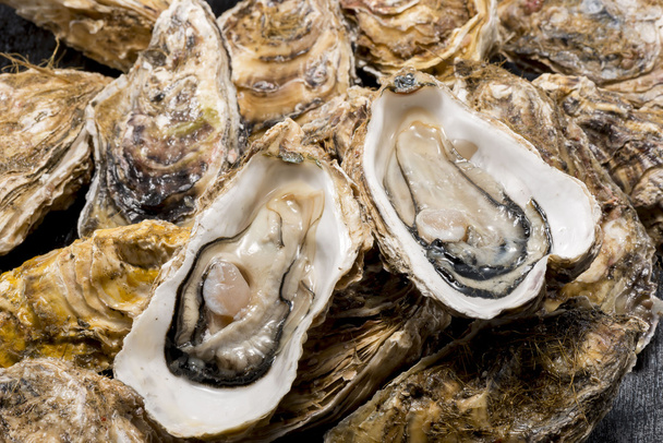 Deniz ürünleri çiğ istiridye olduğunu çok taze ve lezzetli yiyecek - Fotoğraf, Görsel