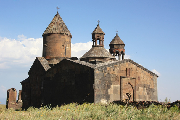 Сагмосаванк - армянский монастырский комплекс XIII века Арагацотнской области Армении
. - Фото, изображение