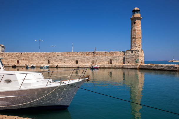 Lighthouse and wall at old Venetian harbour in Rethymno Crete Gr - Foto, Bild