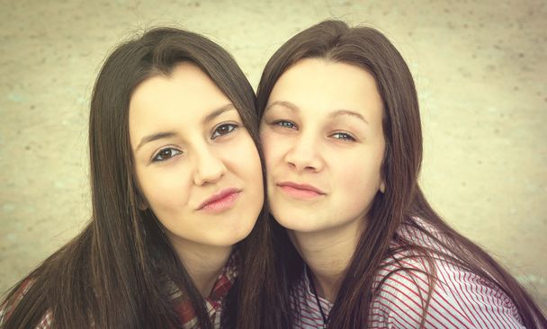 két lány mosolyogva - Fotó, kép
