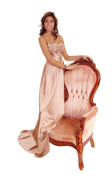Молодая женщина, стоящая на кресле
. - Фото, изображение