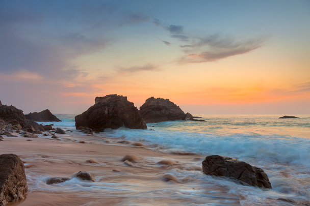 Paisaje del mar rocoso al atardecer hermoso
 - Foto, Imagen