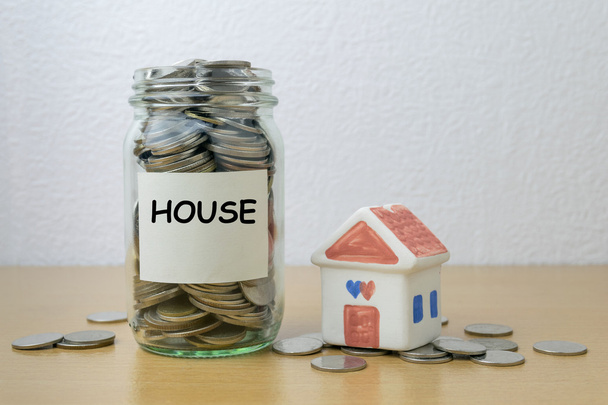 Money saving for house in the glass bottle  - Foto, Bild
