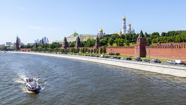 MOSCOW, RUSSIA, on MAY 31, 2016. Towers and wall of the Kremlin. Kremlevskaya Embankment. View from Bolshoy Moskvoretsky Bridge. - Foto, immagini