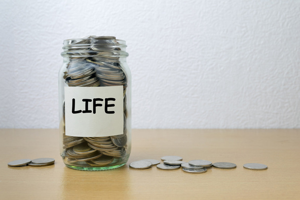 Экономия денег на жизнь в стеклянной бутылке
  - Фото, изображение