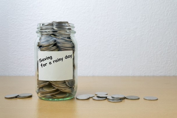 Geld besparen voor besparingen in de fles  - Foto, afbeelding