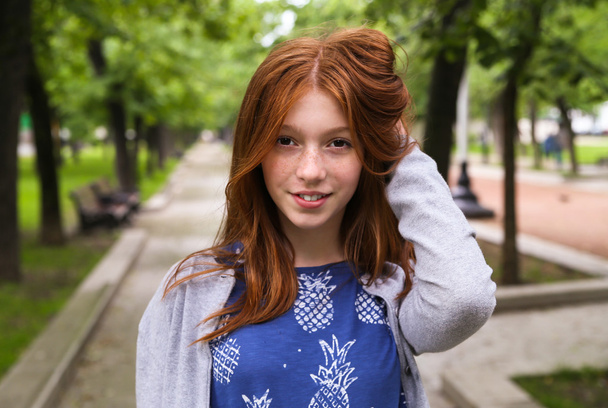red-haired girl smiling - Foto, immagini
