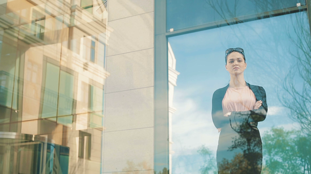 γυναίκα των επιχειρήσεων μπροστά από το κτίριο γραφείων - Πλάνα, βίντεο