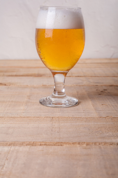 Beer glass on wood - Foto, imagen