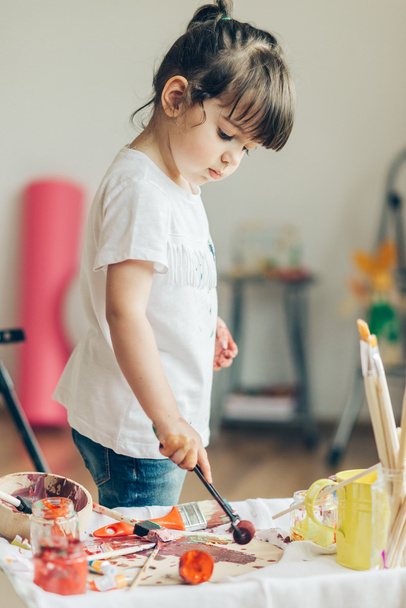 Little child painting  - Foto, Imagem