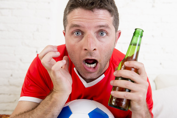 Close-up face fan man kijken voetbal op TV in team Jersey lijden nerveus - Foto, afbeelding