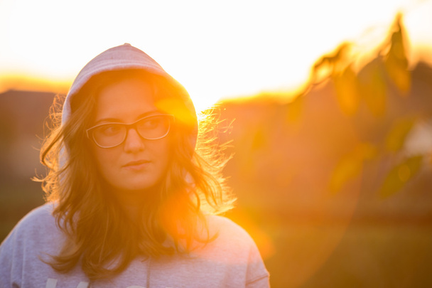 Porträt eines Mädchens mit Brille - Foto, Bild