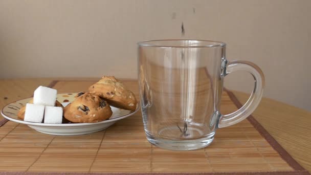 Fekete tea és üveg bögre - Felvétel, videó