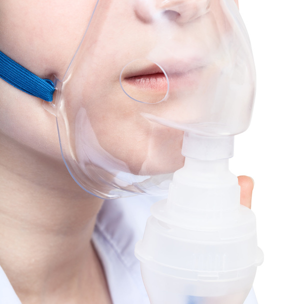 tini belélegzi a arcát maszkkal nebulizátor közelről - Fotó, kép