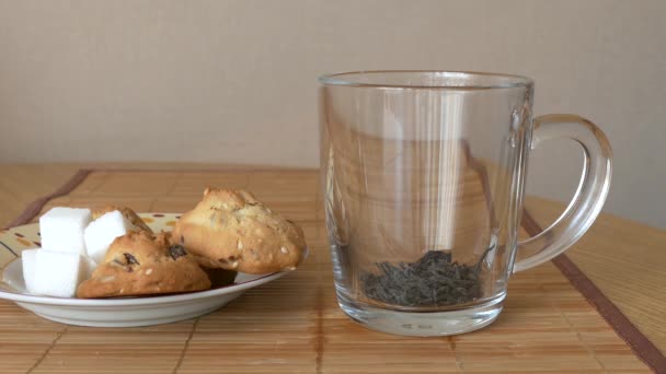 Ρίξτε μαύρο τσάι σε μια γυάλινη κούπα - Πλάνα, βίντεο