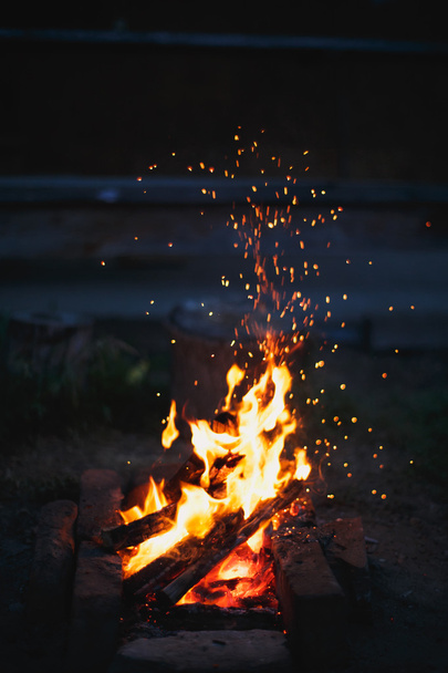 Funken fliegen aus dem Feuer - Foto, Bild