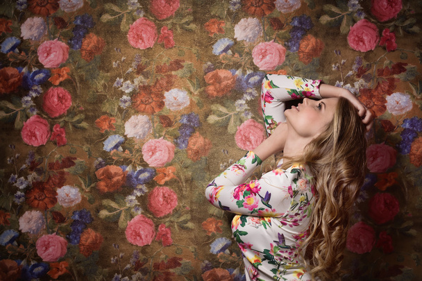 Κορίτσι όμορφο αισθησιασμό σε φόντο τοίχο λουλούδι - Φωτογραφία, εικόνα