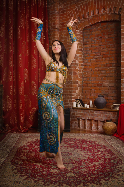 Beautiful traditional female dancer.  - Foto, imagen